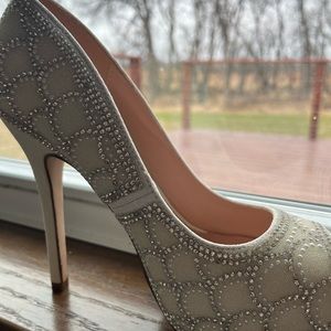Glittering high heels, perfect for a wedding 💎💍
